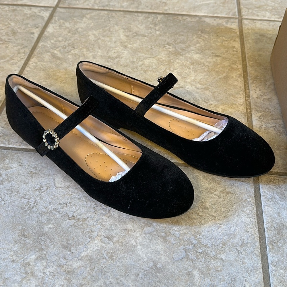 Viapipa velvet flats
Size: 8
Color: Black
Never worn